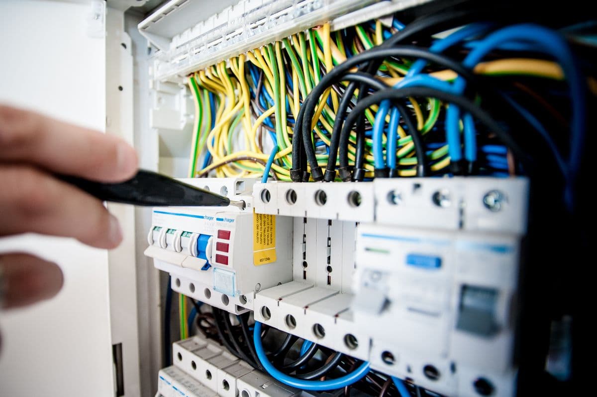 Électricien au travail sur un tableau électrique
